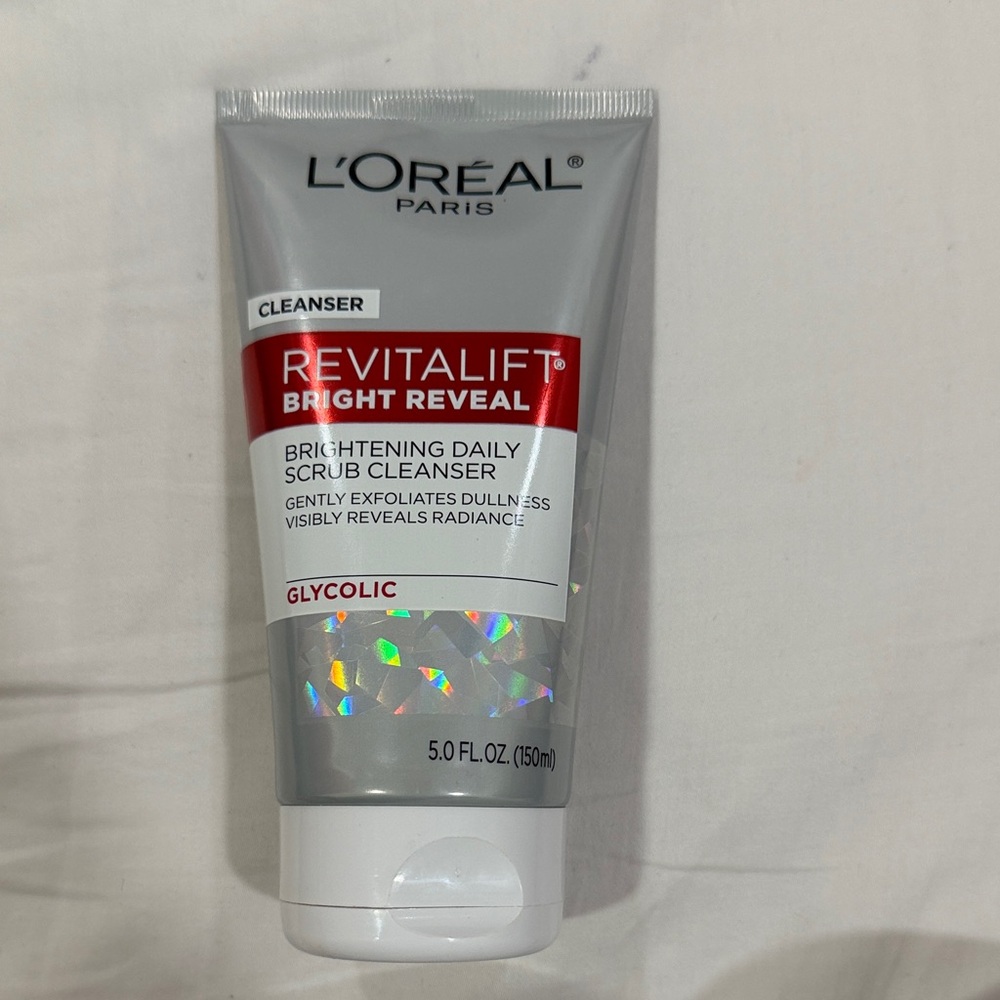 L'Oreal Revitalift Bright Reveal Cleanser - Silver & Red